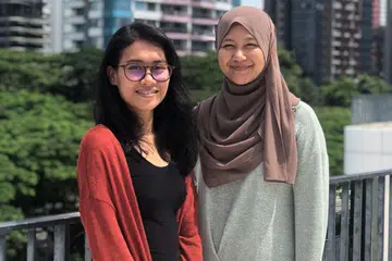KELUAR DARI ZON SELESA: (Dari kiri) Cik Nurul Atikah Hasimen dan Cik Nur Humaira Sajat tempuhi jerih payah merakam kisah penghuni rumah pasung di Indonesia dan perawat tradisional yang menangani kes mereka. Dokumentari Living In Chains itu dicalonkan dalam kategori Anugerah Filem Dokumentari Terbaik, Anugerah Filem Belia Kebangsaan (NYFA) malah dipilih bagi pesta filem di Glasgow, Scotland dan Washington, Amerika Syarikat. - Foto BH oleh HARYANI ISMAIL
