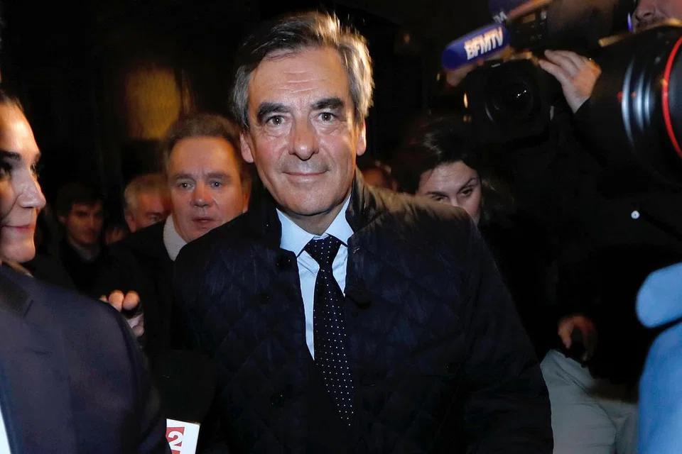 MENANG DALAM PUSINGAN PERTAMA: Bekas perdana menteri, Encik Francois Fillon, meninggalkan ibu pejabat kempennya setelah memenangi pusingan pertama bagi jawatan presiden di Paris kelmarin. - Foto AFP