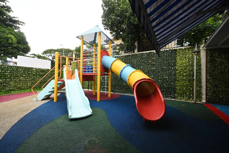 Terdapat gelongsor luar di halaman Cavenur Early Learning Centre bagi menggalak kanak-kanak bermain di luar dan berinteraksi antara satu sama lain.