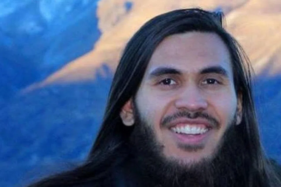 HULURKAN BAHU TUNJUKKAN PRIHATIN: Encik Mohd Zali Kamari sebak memeluk Encik Rashid Omar, bapa Allahyarham Tariq (gambar atas) yang terkorban dalam serangan di Masjid Al Noor, Christchuch, New Zealand. - Foto sisipan FACEBOOK TARIQ RASHID