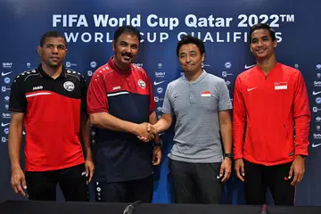 KEMPEN KELAYAKAN: (Tiga dari kiri) Yoshida bersama (dari kiri) kapten pasukan bola sepak nasional Yaman Salem Awad, jurulatih pasukan bola sepak nasional Sami Hasan Al-Hadi dan Safuwan di sidang akhbar pra perlawanan di Hotel Oasia semalam. - Foto BH oleh LIM YAOHUI