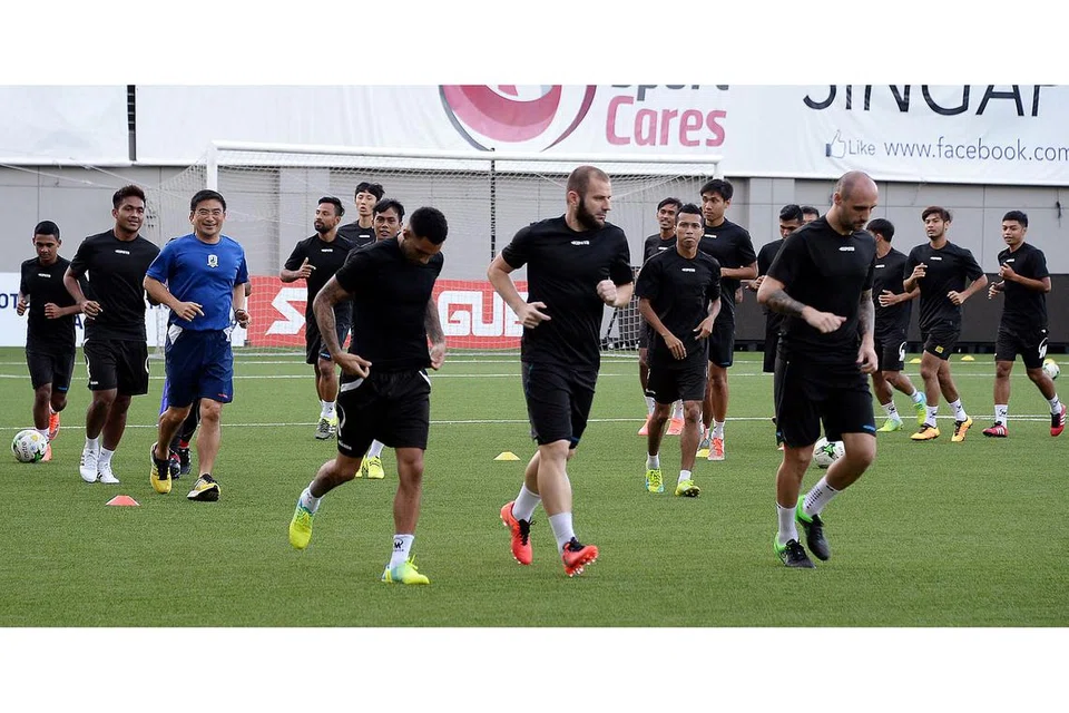 SIAP SIAGA: Barisan pemain Tampines termasuk (dari kanan), Billy Mehmet, kapten Fahrudin Mustafic. dan Jermaine Pennant, menjalani latihan menjelang perlawanan Piala AFC malam ini. - Foto ZAINAL YAHYA