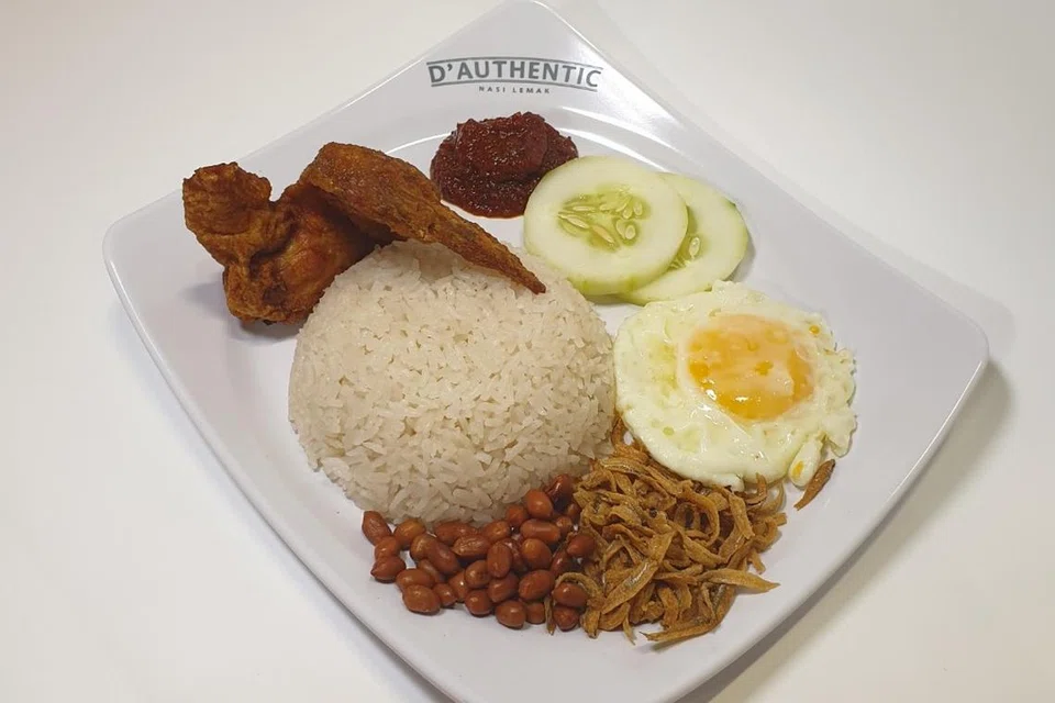 CITA RASA PELANGGAN: Pelanggan boleh memilih lauk ikut cita rasa sendiri. Gerai ini tidak menjual ikut set. Pilihan dalam gambar berharga $4.80.