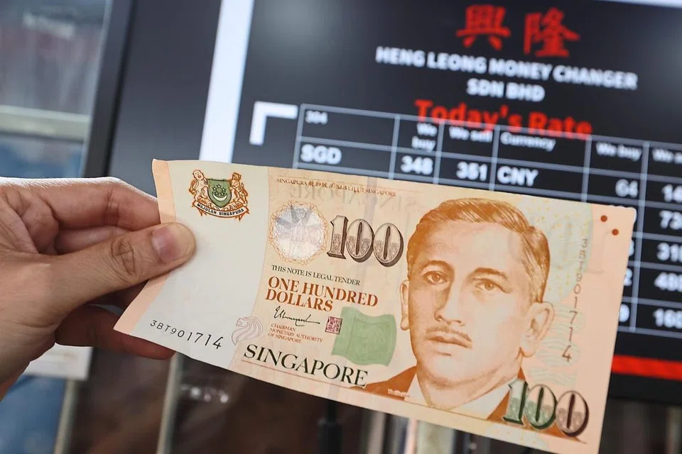 NILAI MELONJAK: Dolar Singapura melonjak ke paras tertinggi baru berbanding ringgit sejak akhir-akhir ini.