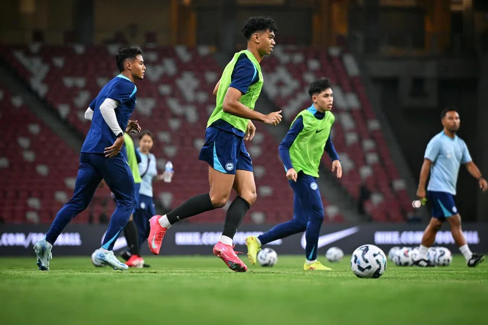 Pemain pertahanan Singapura, Jordan Emaviwe (tengah), berkata permainannya semakin meningkat sejak menyertai Chiangrai United dari Thailand