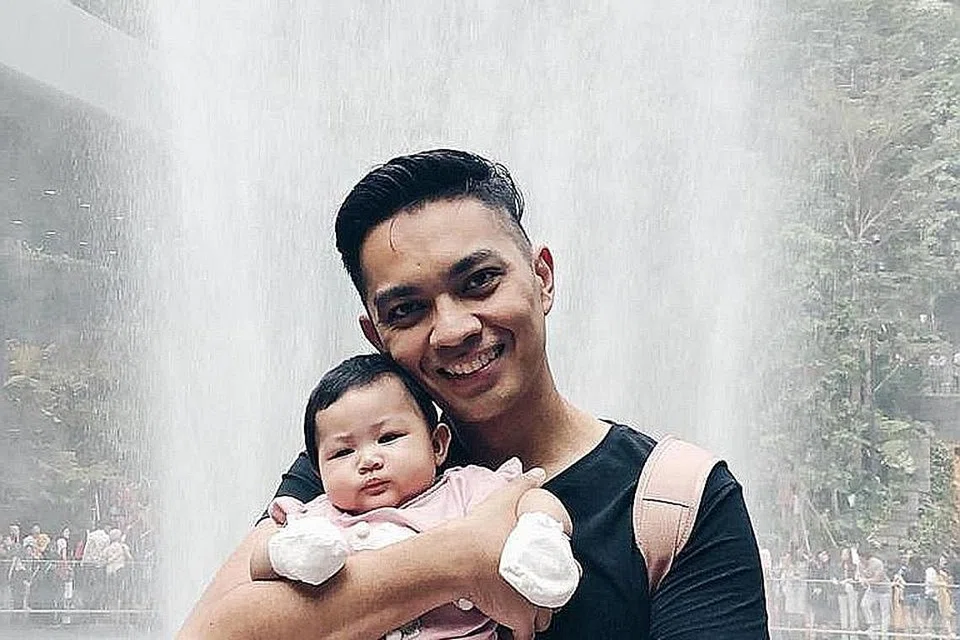 ANAK PERTAMA: Selepas lima tahun berumahtangga, Didicazli dan isteri gembira dengan kehadiran bayi sulung mereka, Nur Erina Daania. - Foto ihsan DIDICAZLI
