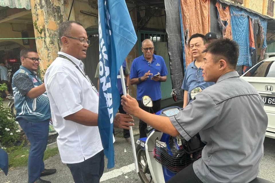 Calon pembangkang, Encik Khairul Azhari Saut (dua dari kiri), yang mewakili Perikatan Nasional (PN), giat turun berkempen untuk Pilihan Raya Kecil bagi kerusi Dewan Undangan Negeri Kuala Kubu Bharu, Selangor, pada 11 Mei ini.