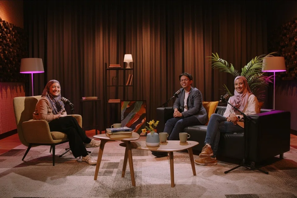 Cik Danyya Ateera (kanan) berkongsi kisah penderaannya ketika beliau kecil dan bagaimana beliau memperjuangkan usaha meningkatkan kesedaran tentang penderaan bersama Pegawai Perlindungan Kementerian Pembangunan Sosial dan Keluarga, Encik Amir Mirza Johari, serta hos dan penerbit podcast, Cik Natasha Mustafa.