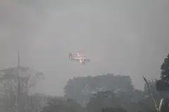 USAHA PADAM: Pesawat amfibia jenis Bombardier CL415MP Agensi Penguatkuasaan Maritim Malaysia diterbangkan ke lokasi kebakaran hutan belukar di hutan kawasan Bypass Sebana Cove – Punggai, Pengerang, Johor, bagi membantu Jabatan Bomba dan Penyelamat melaksanakan operasi memadam kebakaran pada Rabu.