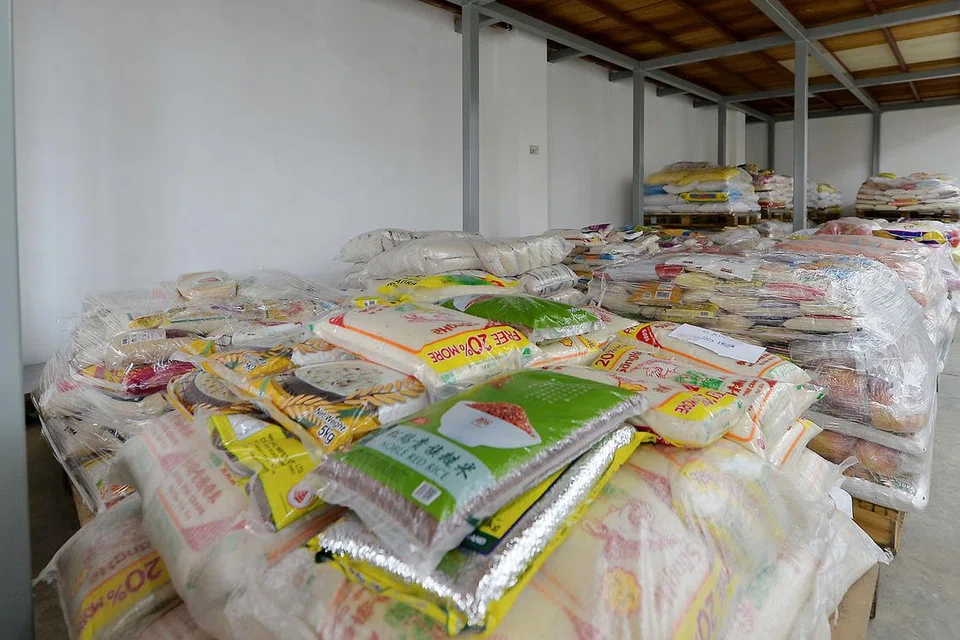 MAKANAN SIHAT: Jamiyah turut berusaha mendapatkan makanan berkhasiat seperti beras basmati dan beras perang dalam usahanya mencorak budaya pemakanan sihat di kalangan penerima bantuannya. - Foto ZAINAL YAHYA