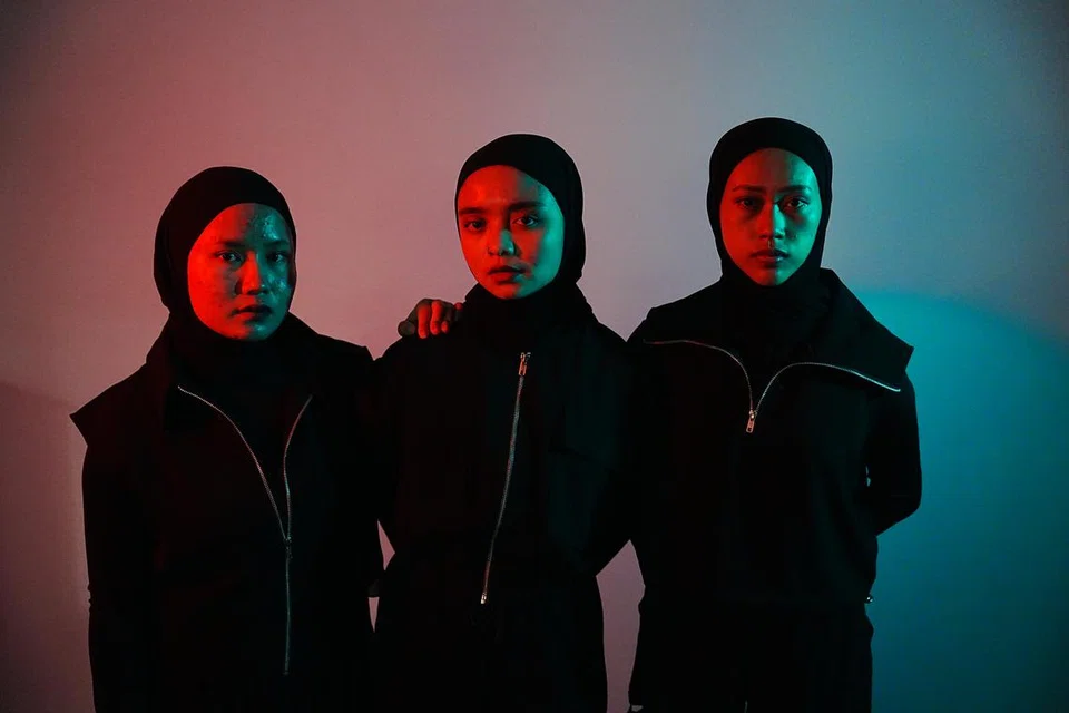 (Dari kiri) Anggota kumpulan ‘heavy metal’ Voice of Baceprot (VOB), pemain dram, Euis Siti Aisyah; pemain gitar dan vokalis, Firda Marsya Kurnia; pemain gitar bes, Widi Rahmawati tidak menyangka bahawa muzik mereka turut diminati oleh golongan lebih berusia selain belia. 
