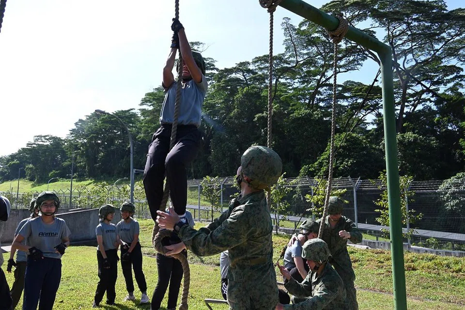 Peserta mencuba balapan berhalangan standard atau Standard Obstacle Course (SOC) sebagai sebahagian daripada kem tersebut.