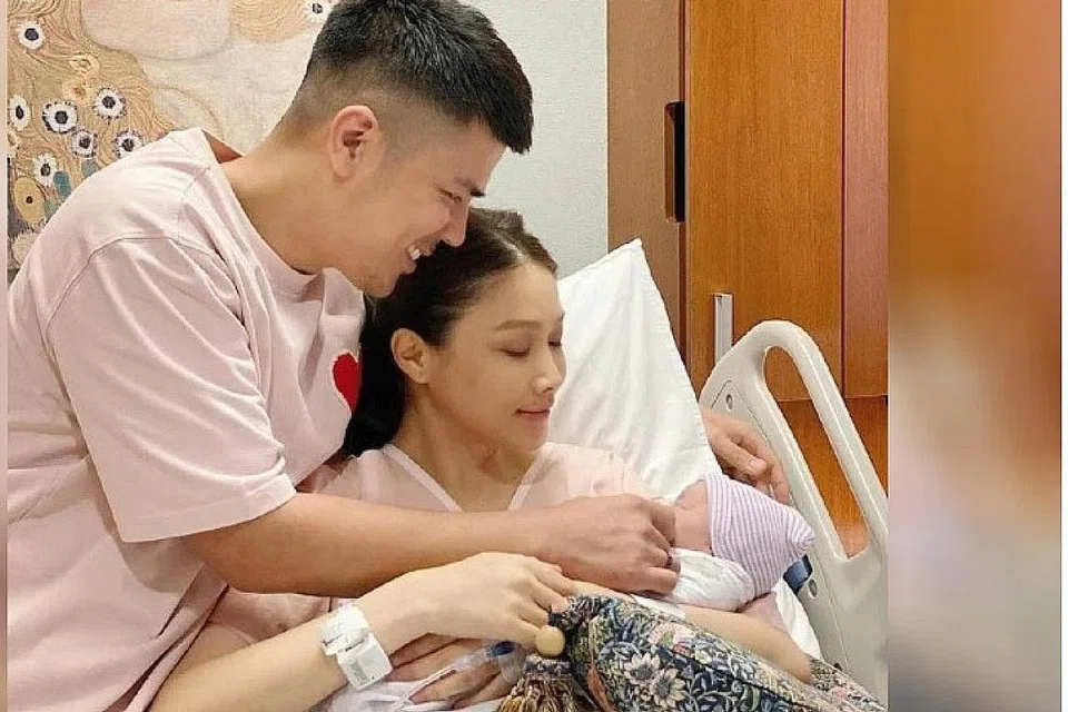 IBU DAN BAYI SIHAT: Scha dan Awal dengan anak mereka yang baru lahir. - Foto INSTAGRAM SCHA ALYAHYA