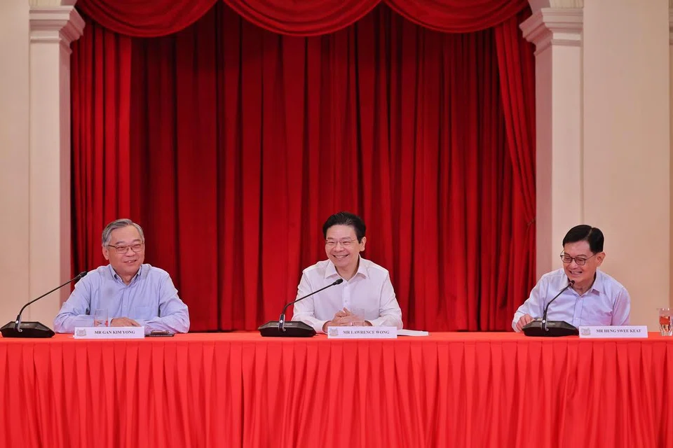 Timbalan Perdana Menteri, Encik Lawrence Wong (tengah), yang bakal mengangkat sumpah pada 15 Mei, menekankan pentingnya kestabilan dan kesinambungan tatkala para pemimpinnya menjalani pembaharuan. Encik Wong diapit dua Timbalan Perdana Menteri; Encik Gan Kim Yong (kiri) dan Encik Heng Swee Keat (kanan).