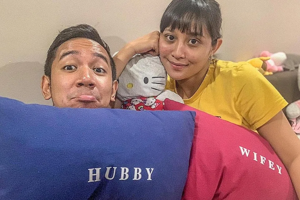 REHAT DAN RELAKS: Sufi Rashid yang sebelum ini sibuk dengan pelbagai kegiatan seni di Singapura dan Malaysia menganggap tempoh 14 hari Perintah Kawalan Pergerakan di Malaysia sebagai masa buatnya berehat sambil merancang pelan pemasaran dalam talian bagi produk Krispy Krunchee bersama isterinya, Nurulain Md Yusof. - Foto ihsan SUFI RASHID