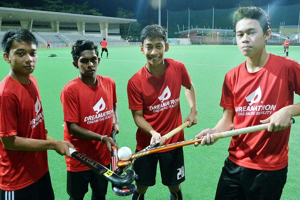 BERSEMANGAT: Bagi barisan pemain muda ini (dari kiri) Adam Aniq, Dineshraj Naidu, Muhd Ashraff Alias dan Kendy Lee, pusingan kelayakan Liga Dunia 1 ini adalah kejohanan terbesar masing-masing sejak mula diserapkan ke latihan skuad nasional pada awal tahun ini. 