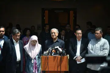 UCAP TAHNIAH: PM Malaysia Mahathir Mohamad berucap semasa sidang media di Kuala Lumpur semalam.