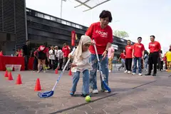 Relawan OCBC, Cik Ooi Chin Choo antara kakitangan bank itu yang mengendalikan acara sukan di OCBC Square  di Hab Sukan Singapura pada 21 September. 