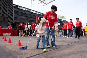 Relawan OCBC, Cik Ooi Chin Choo antara kakitangan bank itu yang mengendalikan acara sukan di OCBC Square  di Hab Sukan Singapura pada 21 September. 