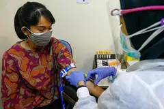 JALANI UJIAN: Kakitangan hospital mengambil sampel darah bagi ujian Covid-19 di Hospital Pertamina Central baru-baru ini. Presiden Jokowi berharap program vaksinasi Covid-19 kebangsaan akan bermula pada Januari 2021. - Foto REUTERS
