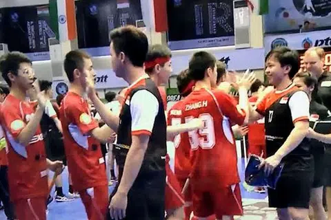RAIKAN KEJAYAAN: Pasukan Floorball Lelaki Singapura meraikan kejayaan mereka mengalahkan China 13-0 dalam kejohanan merebut Piala Floorball Asia-Oceania di Bangkok, Thailand, kelmarin. - Foto PERSATUAN BOLA LANTAI SINGAPURA