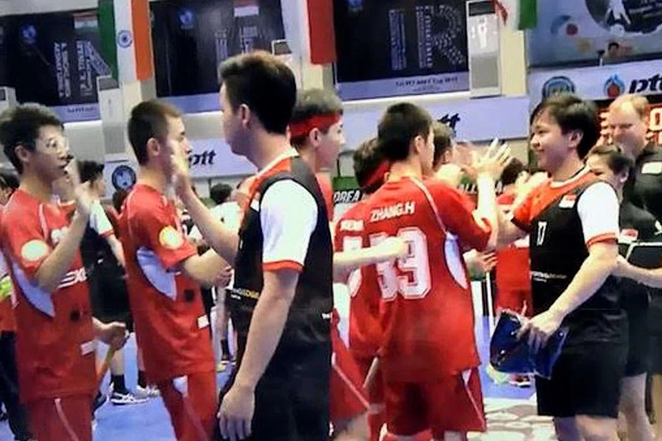 RAIKAN KEJAYAAN: Pasukan Floorball Lelaki Singapura meraikan kejayaan mereka mengalahkan China 13-0 dalam kejohanan merebut Piala Floorball Asia-Oceania di Bangkok, Thailand, kelmarin. - Foto PERSATUAN BOLA LANTAI SINGAPURA