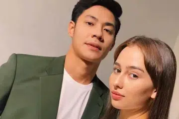 TIADA KENA-MENGENA: Anna Jobling (kanan) enggan dikaitkan dengan isu video intim tular Meerqeen dengan pelakon Mimi Lana dan minta media seberang agar memberi tumpuan kepada soalan tentang kerjaya dan dirinya.