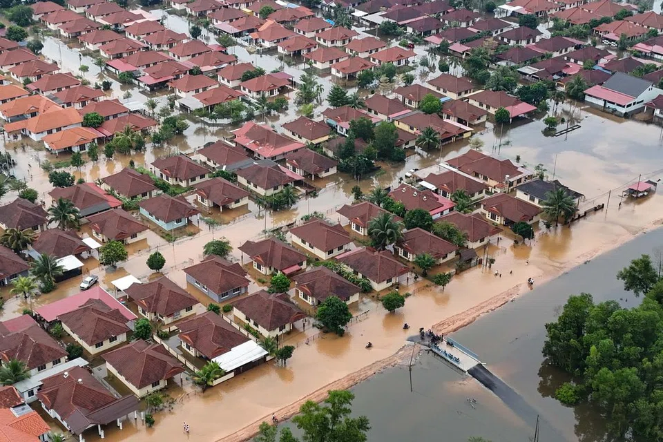 Pemandangan dari udara menunjukkan situasi banjir terkini di Taman Desa Tanjung Damai, Kuala Nerus, Terengganu, yang mula dinaiki air berikutan hujan lebat pada lewat November dan awal Disember lalu.