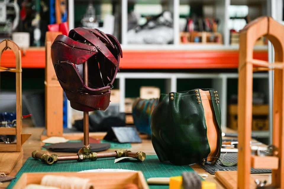 Encik Mohammad Razib Samsudin berkongsi beberapa seni arcanya yang dibuat daripada kulit, dan terhasil ketika berhadapan dengan detik sukar dan getir.