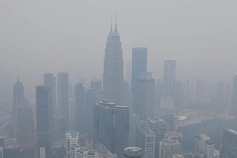 KEADAAN BERJEREBU: Beberapa mercu tanda di Malaysia, termasuk Menara Berkembar Petronas 'ditelan' jerebu pada tengah hari semalam ekoran kualiti udara rendah akibat fenomena jerebu. - Foto AFP