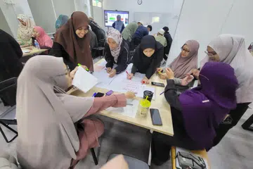Asatizah Perdaus berbincang secara berkumpulan ketika menghadiri  bengkel strategi dan pengurusan bilik darjah.