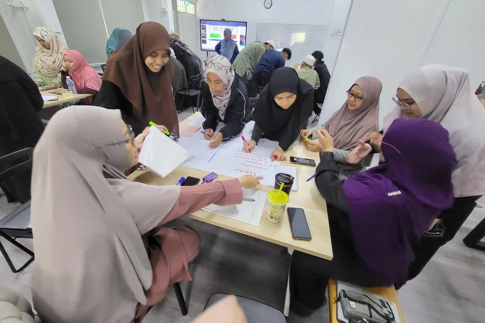 Asatizah Perdaus berbincang secara berkumpulan ketika menghadiri  bengkel strategi dan pengurusan bilik darjah.