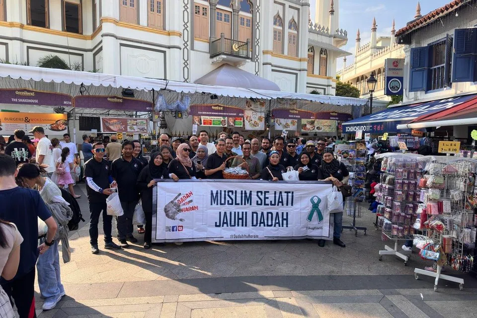 Sepanjang Ramadan, para relawan telah meningkatkan usaha mendekati masyarakat melalui daya usaha unik seperti, ‘Date Your Loved Ones Today!’, di mana relawan menyebarkan mesej antidadah dan mengagihkan kurma kepada keluarga.