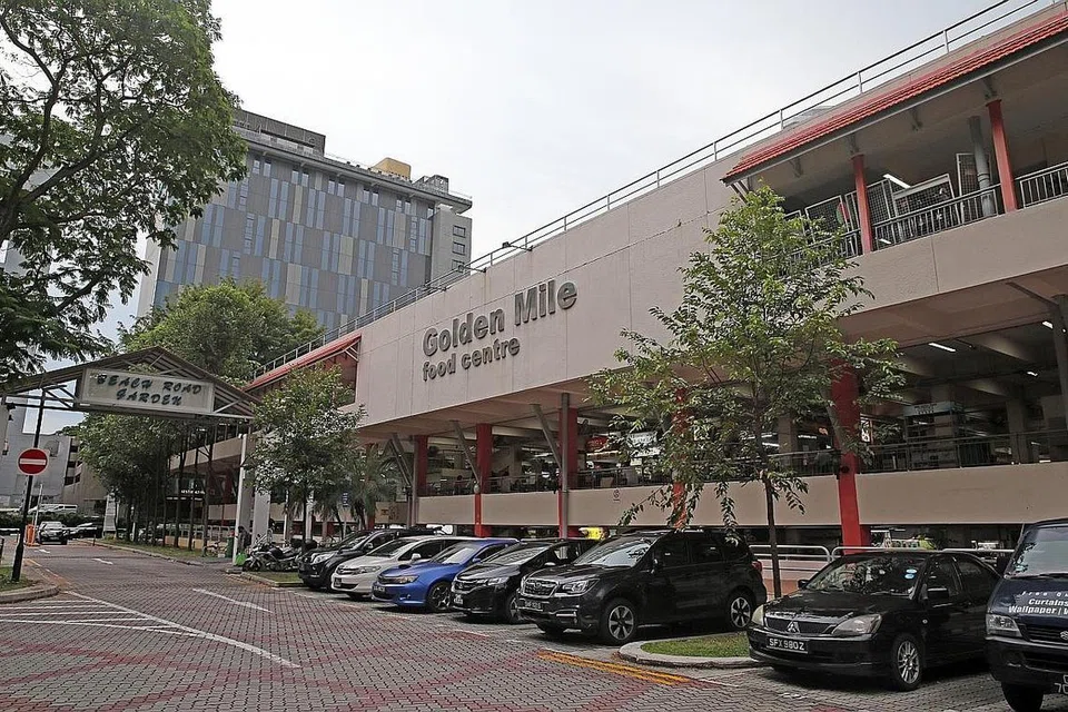 TULANG MERAH: Pusat Makanan Golden Mile di Beach Road terkenal dengan hidangan tulang merah hingga sekarang. - Foto-foto SHIN MIN, fail