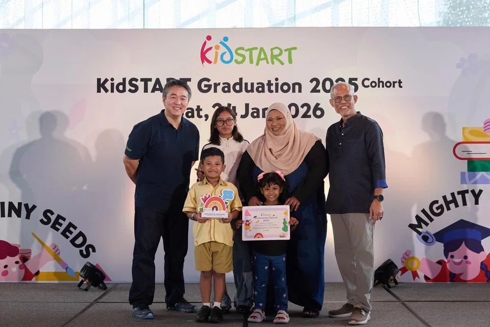 Sheik Fayyad Sheik Firdaus (barisan depan, kiri) antara lebih 800 kanak-kanak yang baru menamatkan pengajian daripada program KidSTART. Majlis tamat pengajian itu diadakan di Gardens by the Bay pada 24 Januari. Turut hadir ialah (barisan belakang, dari kanan) Menteri Pembangunan Sosial dan Keluarga, Encik Masagos Zulkifli Masagos Mohamad; ibu Fayyad, Cik Siti Fatimah Mohamed Motali; saudara Cik Fatimah; dan Ketua Pegawai Eksekutif KidSTART Singapura, Encik Joel Tan.