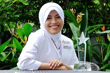 CIK ZULFA ANAS: Terima anugerah Superstar di Anugerah Khidmat Bermutu Kesihatan Singapura ke-12 semalam. - Foto BH oleh KHALID BABA