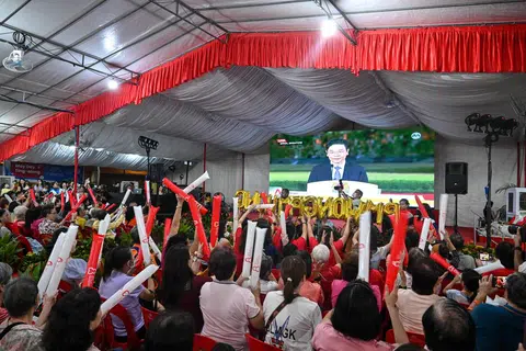 Lebih 1,000 penduduk dari serata akar umbi GRC Marsiling-Yew Tee tiba seawal 6 petang untuk mendapatkan tempat duduk yang baik untuk menyaksikan majlis angkat sumpah PM Wong anjuran Persatuan Rakyat di kawasan lapang bersebelahan Stesen MRT Yew Tee.