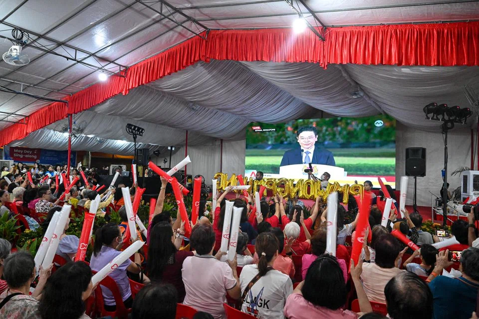 Lebih 1,000 penduduk dari serata akar umbi GRC Marsiling-Yew Tee tiba seawal 6 petang untuk mendapatkan tempat duduk yang baik untuk menyaksikan majlis angkat sumpah PM Wong anjuran Persatuan Rakyat di kawasan lapang bersebelahan Stesen MRT Yew Tee.