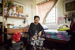 KEKAL AKTIF: Meski sudah lanjut usia, Cik Sarah yang tinggal di sebuah flat sewa di Bedok South, tetap melibatkan diri dalam kegiatan di Pusat Kegiatan Warga Tua (SAC) Thye Hua Kwan (THK) Bedok Radiance seperti senaman zumba. - Foto BH oleh MATTHIAS CHONG