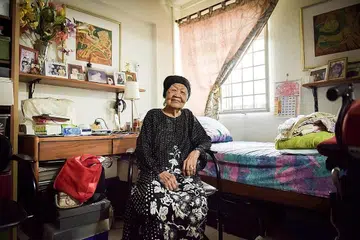 KEKAL AKTIF: Meski sudah lanjut usia, Cik Sarah yang tinggal di sebuah flat sewa di Bedok South, tetap melibatkan diri dalam kegiatan di Pusat Kegiatan Warga Tua (SAC) Thye Hua Kwan (THK) Bedok Radiance seperti senaman zumba. - Foto BH oleh MATTHIAS CHONG