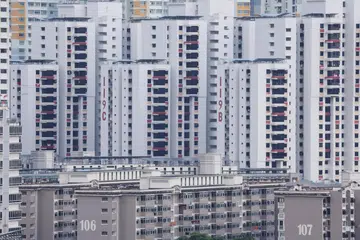Rumah pangsa bermaksud rumah yang bertingkat-tingkat dan berpetak-petak, konsep yang  serupa dengan flat HDB di Singapura.