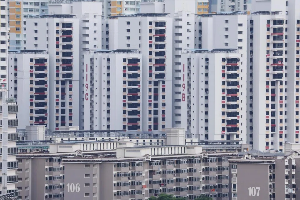 Rumah pangsa bermaksud rumah yang bertingkat-tingkat dan berpetak-petak, konsep yang  serupa dengan flat HDB di Singapura.