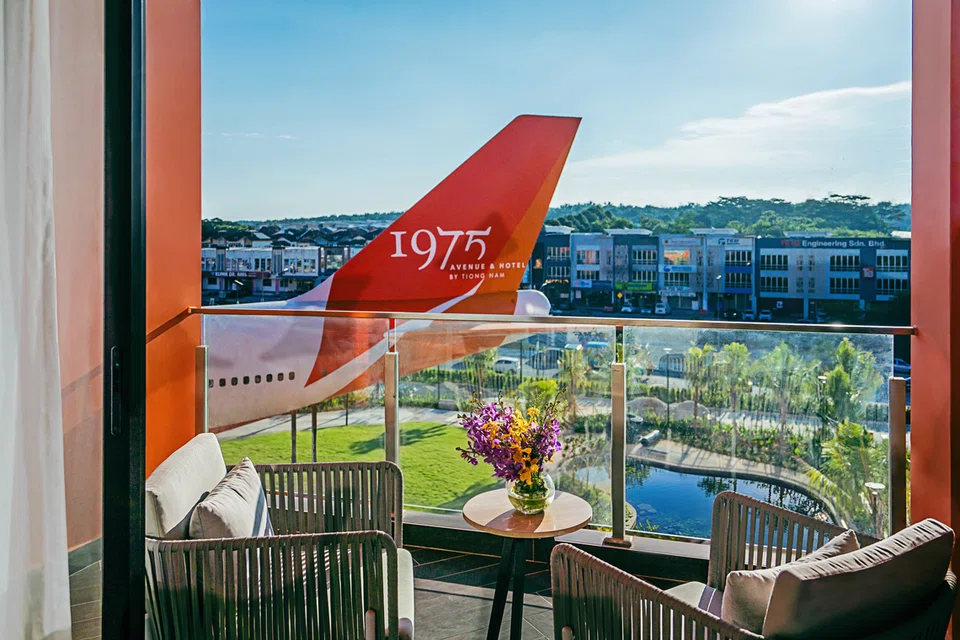 Pengunjung boleh menikmati pengalaman makan di bawah sayap Boeing 747 dan bermalam di kamar yang dihias berilhamkan kokpit serta dunia penerbangan di 1975 Avenue & Hotel di Kempas.