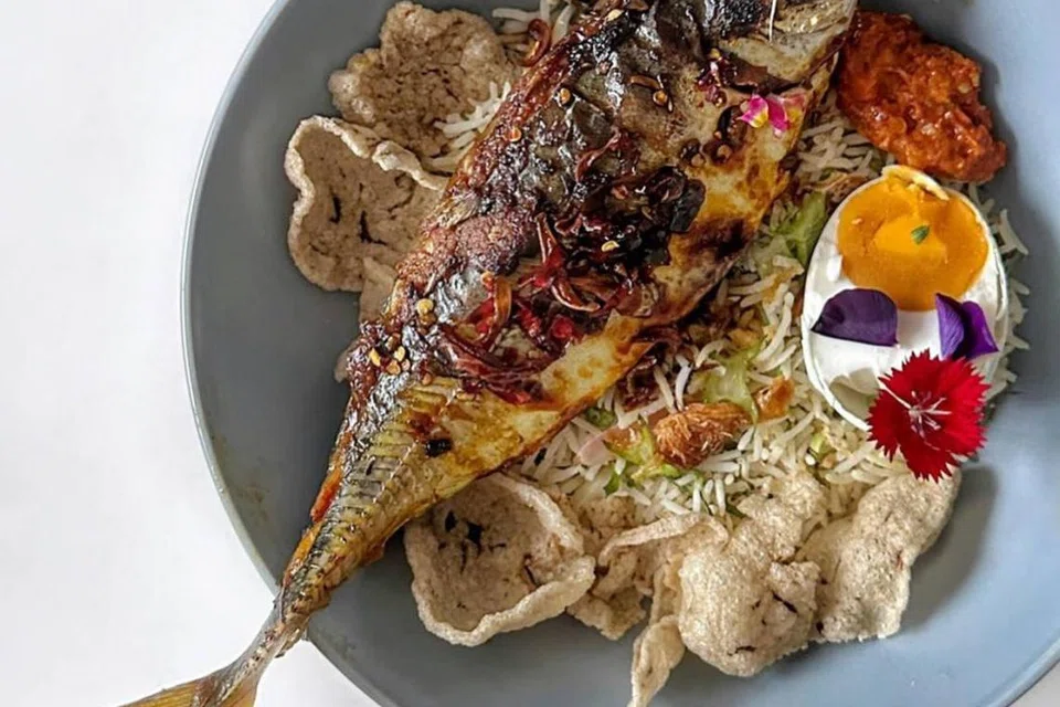 Nasi ulam dengan ikan sumbat cencaru.