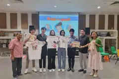 Anggota kumpulan yang bertungkus lumus menghasilkan produk transmedia bagi buku Cikgu Abdolah Lamat (kiri) bersama penerbit buku, Cik Norlin Samat (kanan).