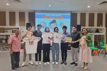 Anggota kumpulan yang bertungkus lumus menghasilkan produk transmedia bagi buku Cikgu Abdolah Lamat (kiri) bersama penerbit buku, Cik Norlin Samat (kanan).