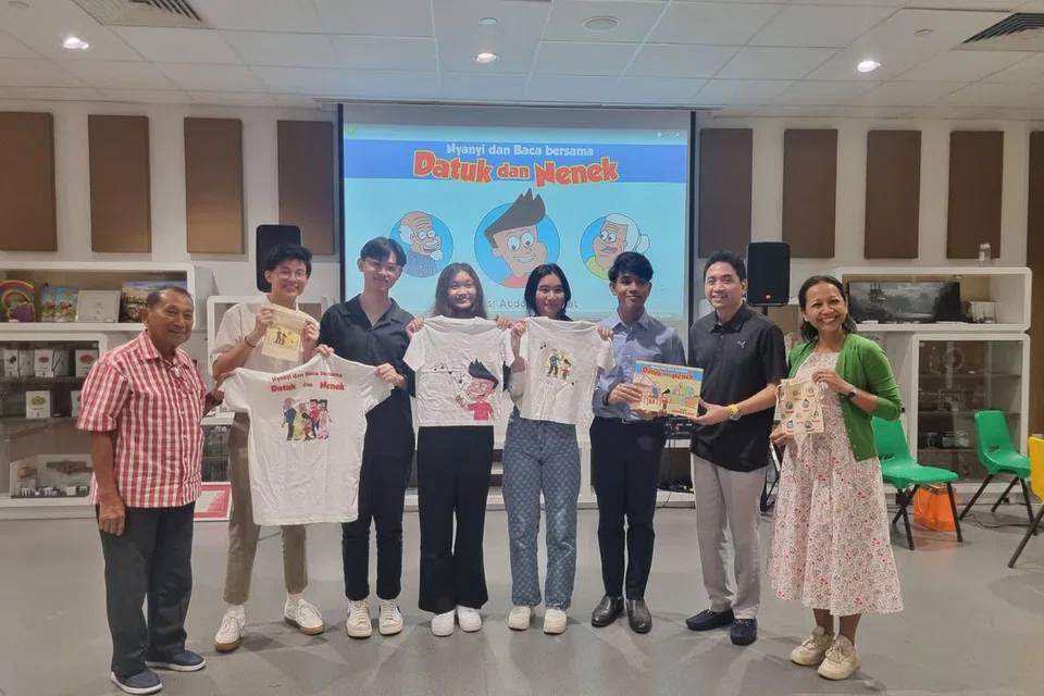 Anggota kumpulan yang bertungkus lumus menghasilkan produk transmedia bagi buku Cikgu Abdolah Lamat (kiri) bersama penerbit buku, Cik Norlin Samat (kanan).