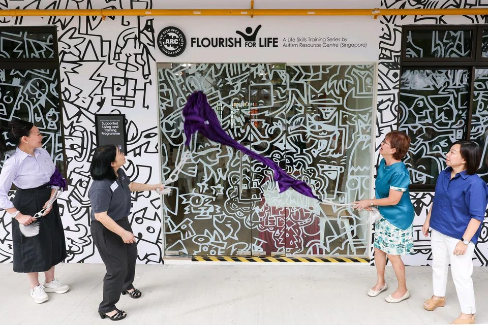 (Dari kiri) Pengerusi The Purple Parade Limited, Cik Rachel Ong; Ketua Rangkaian & Perkongsian Masyarakat Yayasan Temasek, Cik Woon Saet Nyoon; Presiden Pusat Sumber Autisme (Singapura), Cik Denise Phua; dan Pengarah Eksekutif Pusat Sumber Autisme (Singapura), Cik Jacelyn Lim, merasmikan pelancaran Pusat ‘Flourish For Life’ pada 6 September 2024.