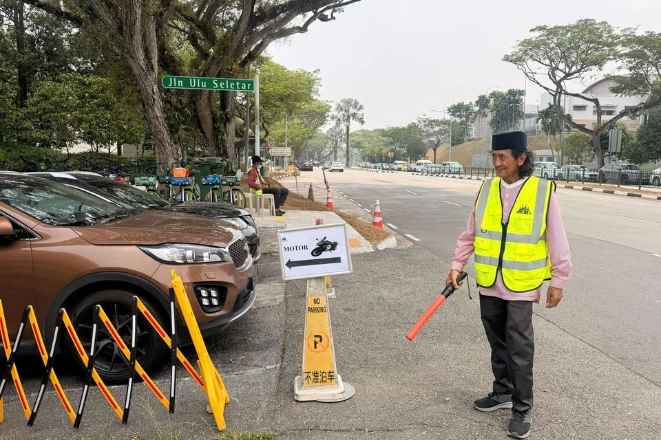 Selain daripada menggunakan ruang Grace Presbyterian Church untuk menampung kenderaan jemaah, sukarelawan dan kaki tangan masjid juga turut turun padang bagi bantu mengarahkan kenderaan ke tempat yang sepatutnya serta mengurus pergerakan agar tidak menghalang jalan raya.