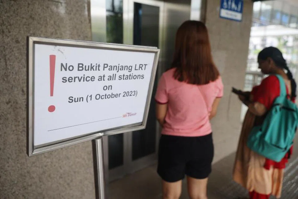 TIADA KHIDMAT: Penutupan kesemua 13 stesen LRT Bukit Panjang terpaksa dilakukan pada Ahad untuk memberi laluan kepada Pusat Kawalan Operasi (OCC) berpindah ke pusat sementara, demi memberi laluan buat pusat sedia ada menjalani kerja naik taraf yang akan berlangsung selama tiga tahun.